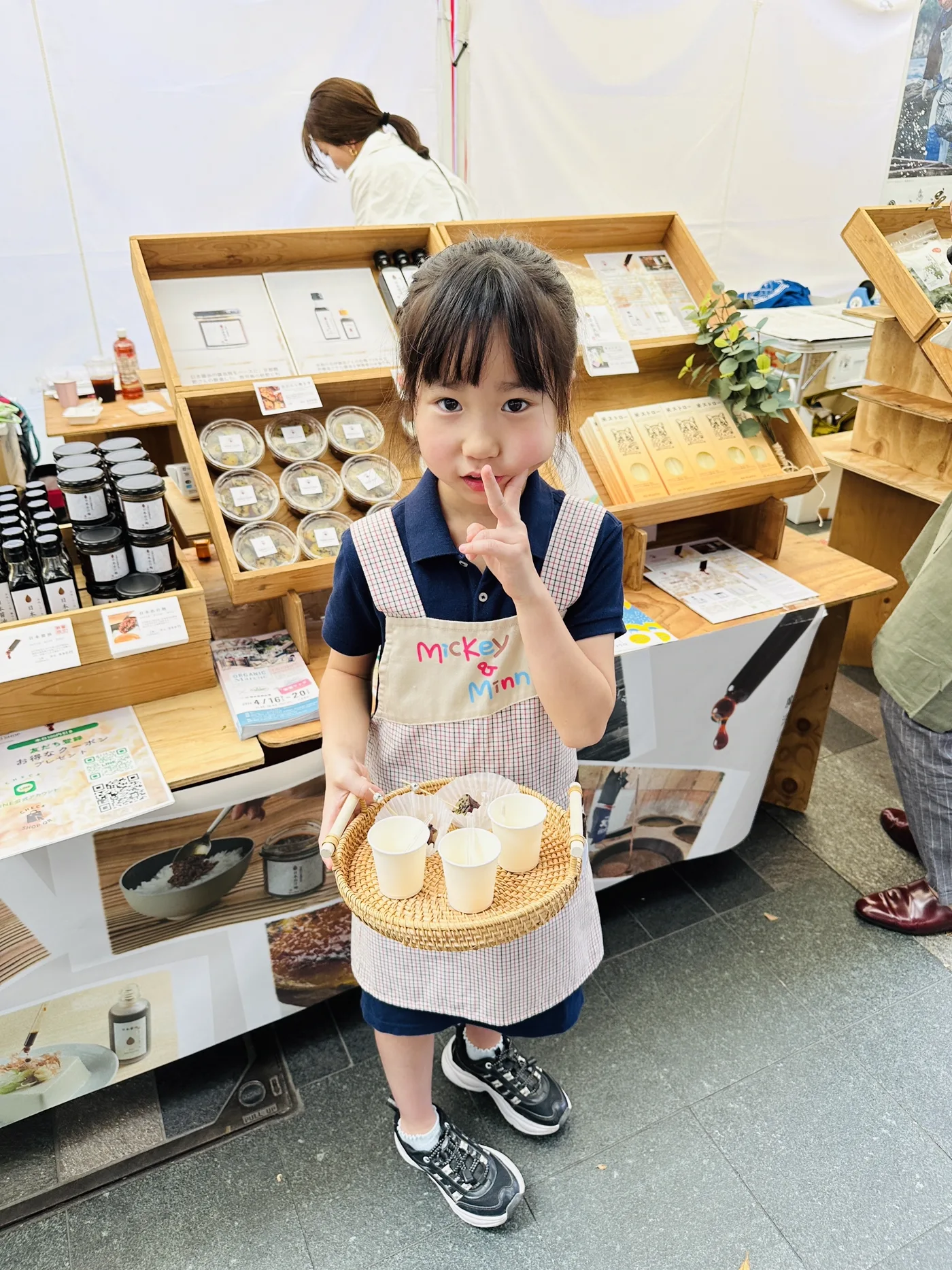 マルシェで試食する子ども